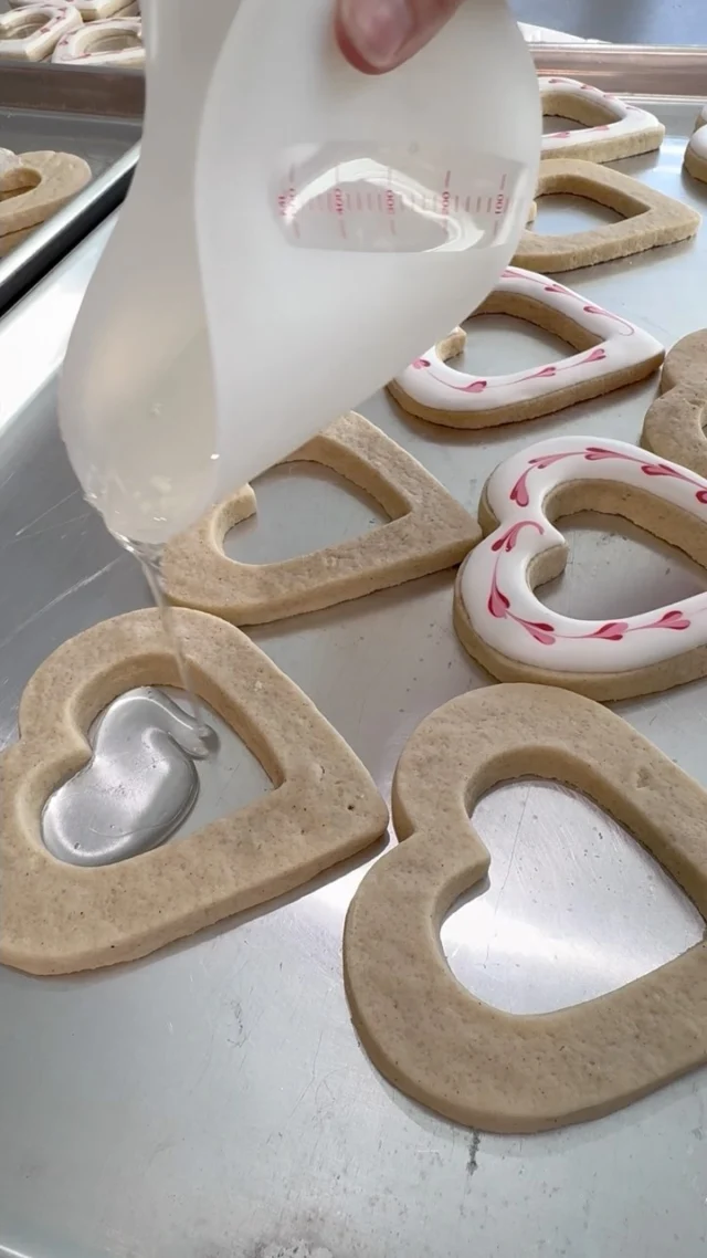 💘Loved recreating these, turned out super cute💘 #valentines #valentinescookies #isomalt #mcneishsbakeshop #cookies #tomballbakery #womanownedbusiness