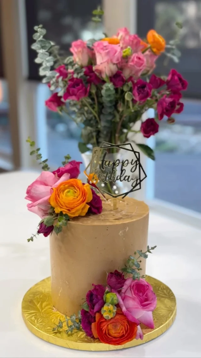 I love artistic freedom, I love when someone leaves it in my hands and trusts me to make something beautiful. ❤️❤️ #mcneishsbakeshop #coconutsugar #swissmeringuebuttercream #freshberries #womenentrepreneurs #tomballbakery #cakesofinstagram #womanowned