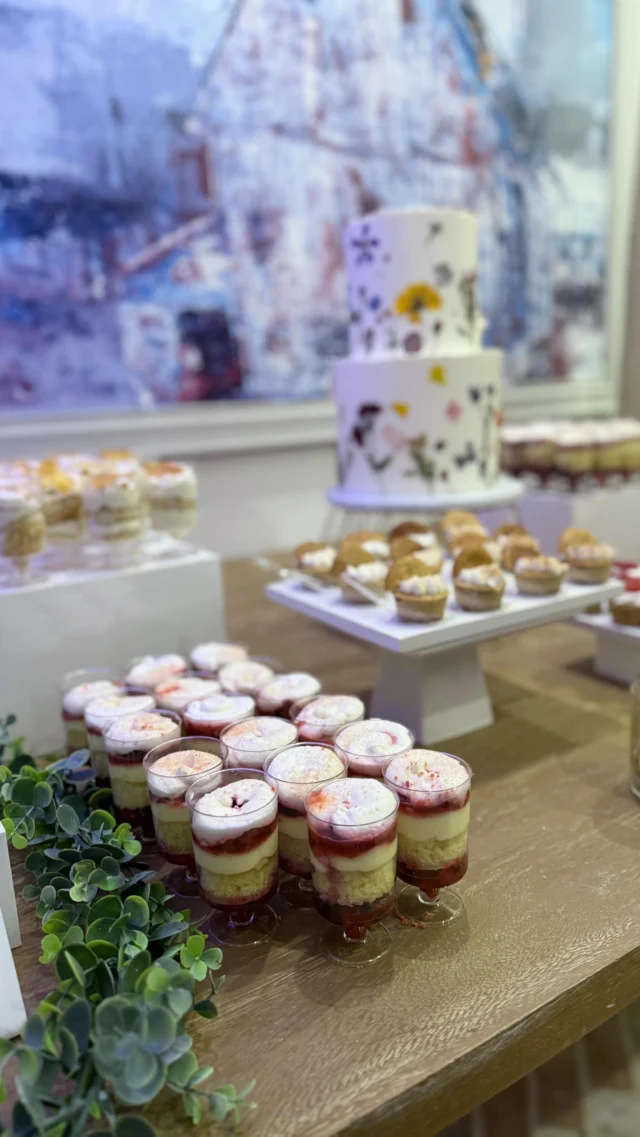 Do y’all look forward to eating at weddings? #weddingdesserttable #weddingdesserts #snickerdoodlecheesecake #minicupcakes #ganache #weddingcake #driedflowerscake #womenentrepreneurs #cakestagram #mcneishsbakeshop #houstonbaker #womanowned